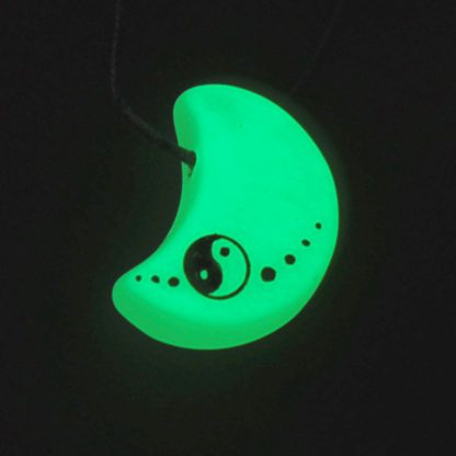 Collar Luna Yin yang Verde Brillando